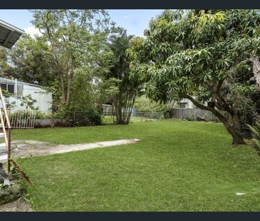 Charming 2 Bedroom Home Near the Waterfront - Photo 5
