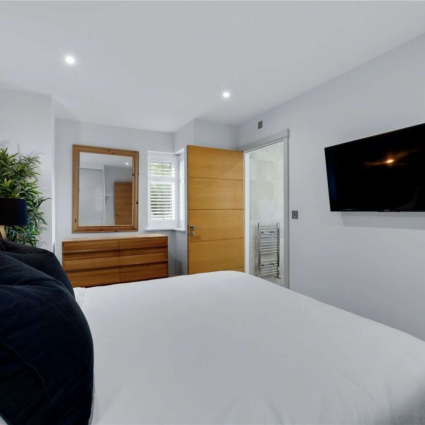 A spacious two bedroom two bathroom apartment in the centre of Guildford, finished to an exceptional standard. - Photo 1