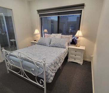 Perfectly located within a short distance from Watergardens, local ... - Photo 3