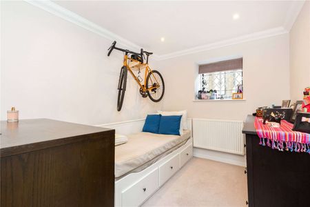 Charming two bedroom apartment set within a striking church conversion in an unbeatable Islington location. - Photo 5