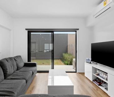 18 Tanzanite Court, Berwick VIC 3806 - Photo 2