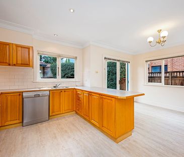 Immaculate Two Level Family Home - Photo 4