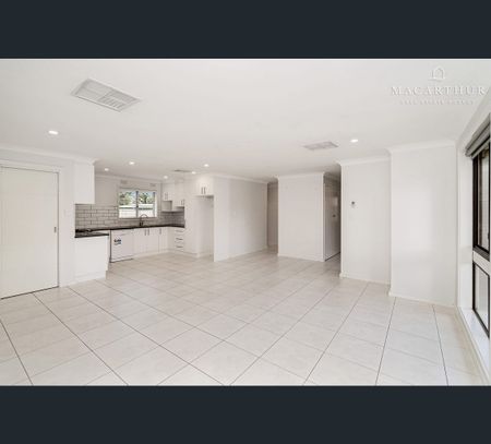 7 Nandina Avenue, Lake Albert, NSW 2650 - Photo 2