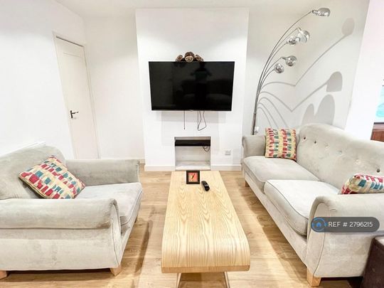 4 bedroom semi-detached house to rent - Photo 1