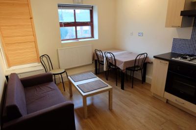 3 bedroom Flat in Kelso Heights, Leeds - Photo 3