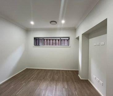 Modern Five Bedroom Family Home Within Riverbank Public School - Photo 1