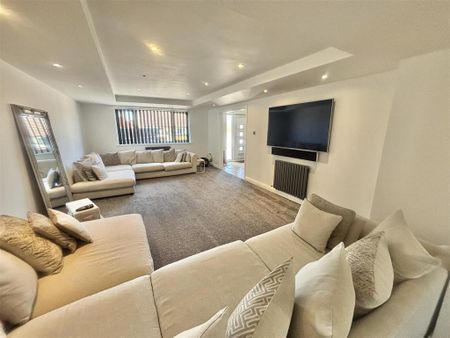 5 bedroom detached house to rent - Photo 4