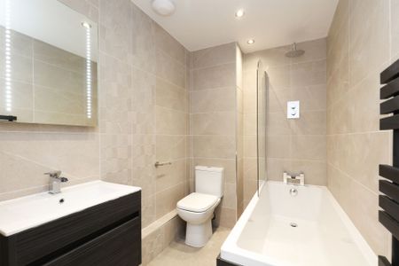 1 bedroom Flat to rent - Photo 2