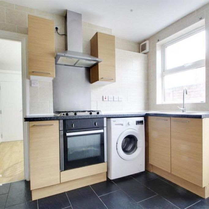 5 bedroom end of terrace house to rent - Photo 1