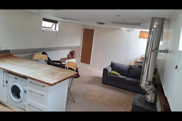 2 Bed House Boat, Plantation Wharf Pier, SW11 - Photo 1