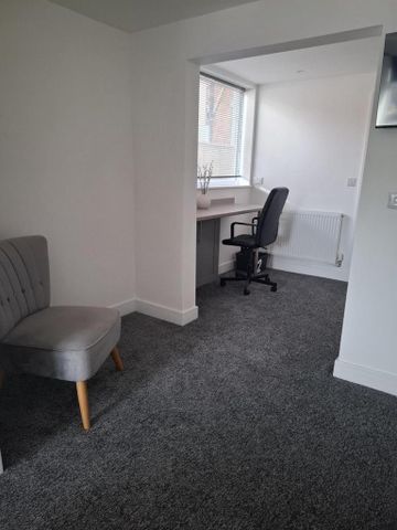 1 bedroom in a house share to rent - Photo 3