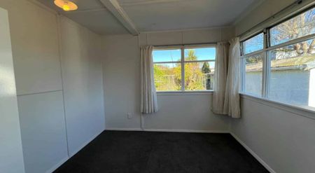 Comfortable three-bedroom home - Photo 3