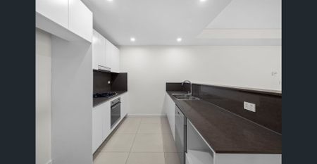 LARGE HIGH FLOOR TWO-BEDROOM UNFURNISHED APARTMENT IN THE VERY BEST LOCATION! - Photo 2