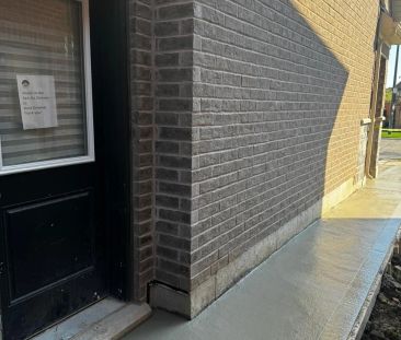 Detached Home For Lease | W9037369 - Photo 2