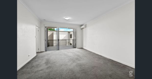 LARGE ONE BEDROOM APARTMENT - Photo 1