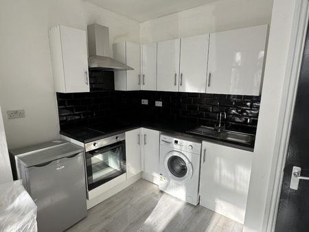 4 bedroom flat to rent - Photo 3