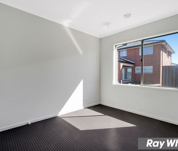 Family Living Made Easy in the Heart of Tarneit! - Photo 2