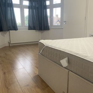 Room in a Shared House, Tamworthlane, CR4 - Photo 2