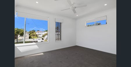 Modern 4 Bedroom Family Home - Photo 3