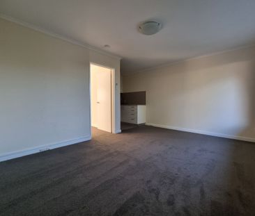 Conveniently Located One-Bedroom Flat in Mentone - Photo 2