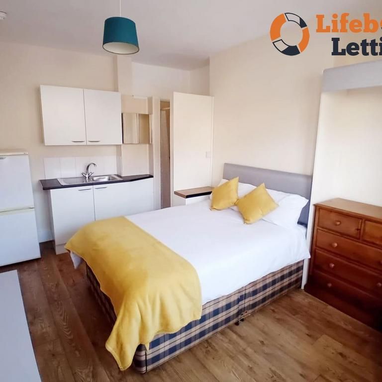 1 bedroom in a house share to rent - Photo 1