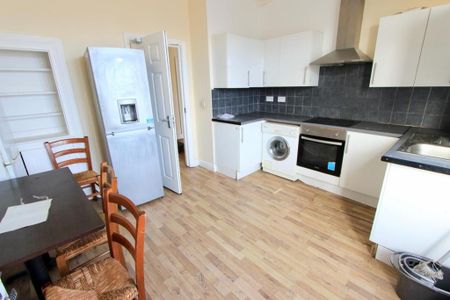 3 bedroom flat to rent - Photo 3