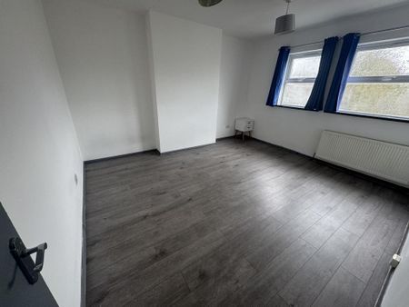 3 bedroom flat to rent - Photo 2