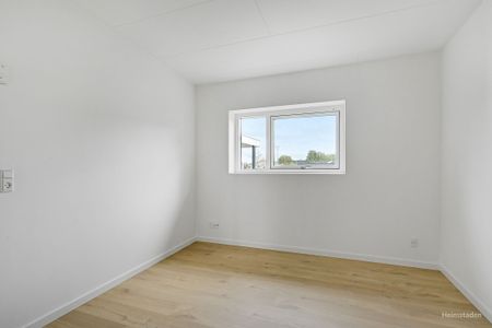 Rækkehus i nyere kvarter med legeplads og grønneområder, med plads til fælleskab - Foto 3