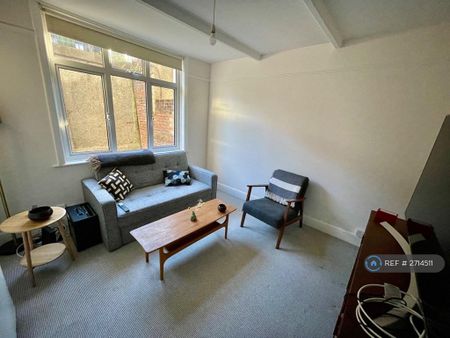2 bedroom flat to rent - Photo 2