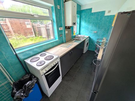 3 Bed Terraced House, Austrey Avenue, NG9 - Photo 5