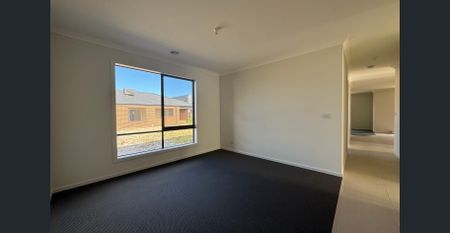 Brand New 4-Bedroom Living in Cranbourne East - Photo 4