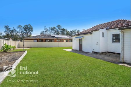 Charming 2 Bedroom Home in a Central Location - Photo 2