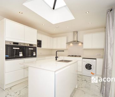 Semi-detached House to rent - Burnt Ash Hill, London, SE12 - Photo 2