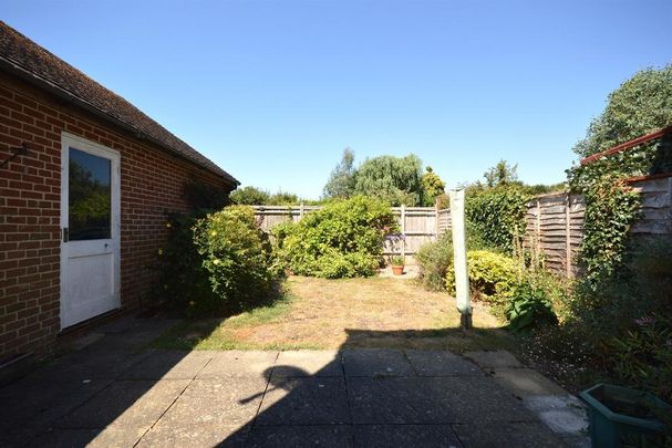 3 bedroom end of terrace house to rent - Photo 1