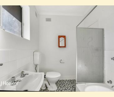 Charming One-Bedroom Unit with Leafy Outlook - Photo 4