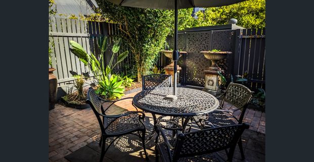 Luxe Pet Friendly Terrace Home - Walking Distance of Brisbane CBD! - Photo 1