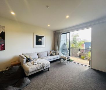 3 Bedroom home with garaging - Photo 3