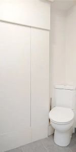 3 bedroom flat in London - Photo 4