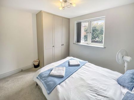 4 bedroom semi-detached house to rent - Photo 2