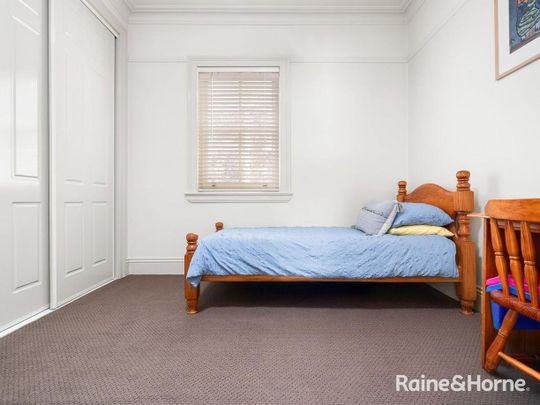 Old world charm in the CBD, 3 Bedroom home - Available 10.10.2025 - Photo 1