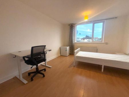 1 bedroom in a house share to rent - Photo 3