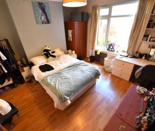 4 bedroom House in Headingley Crescent, Leeds - Photo 6