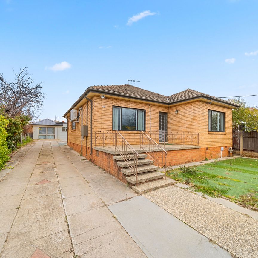 Spacious Family Home Close to Bus stop - Photo 1