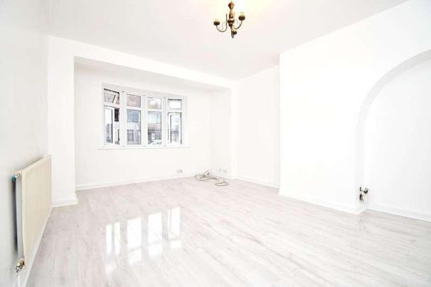 Langley Crescent, Dagenham, RM9 - Photo 1