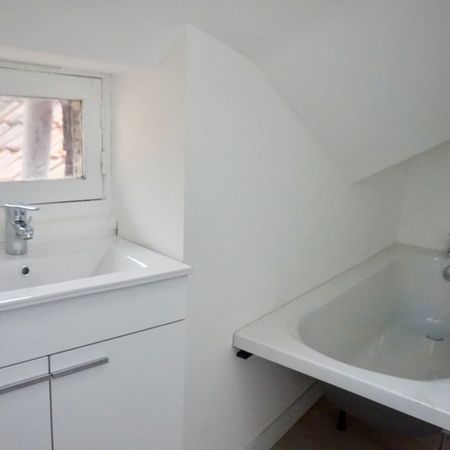 Joli T1bis avec mise à disposition du mobilier situé rue de la Monnaie dans le Vieux Lille. réf G345-2 - Photo 4