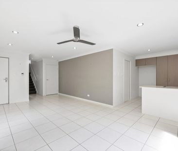 Spacious Dual-Ensuite Townhouse in Prime Location! - Photo 1