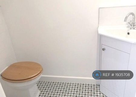 2 bedroom semi-detached house to rent - Photo 4