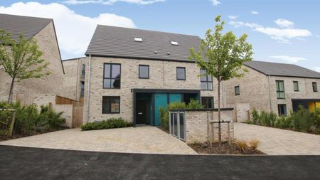 A modern four bedroom semi-detached house. Located in the new Elderberry Walk development. Available August and offered on an unfurnished basis. EPC - B - Photo 4