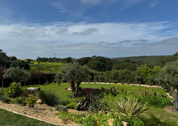 Newly built light three-bedroom villa located in the village of Janas, Sintra