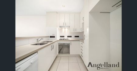 Bright And Sunny Two Bedroom Apartment In Heart Of Waterloo - Photo 5